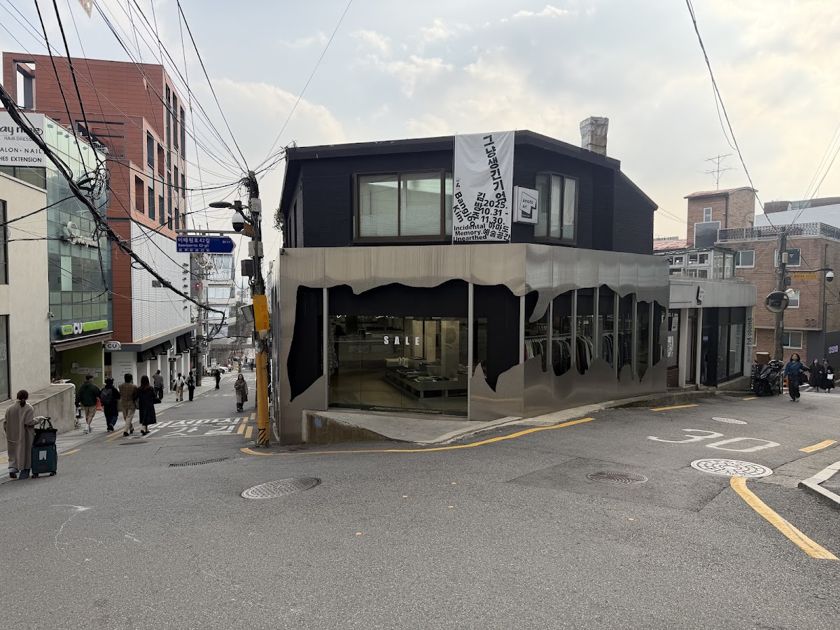 Amado Art Space 1