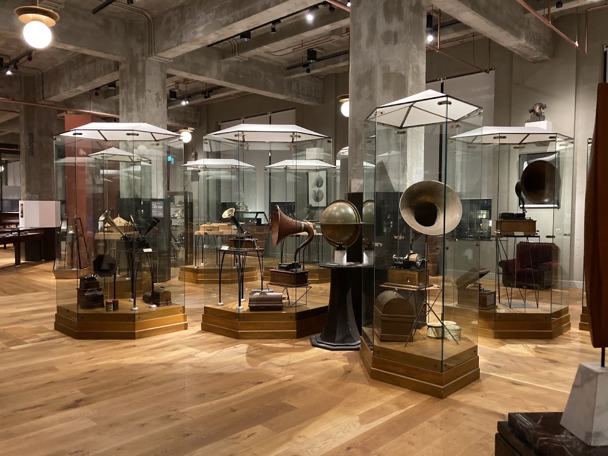 인터미디어테크 — 도쿄대학·KITTE, 과학과 예술 사이의 호기심 박물관