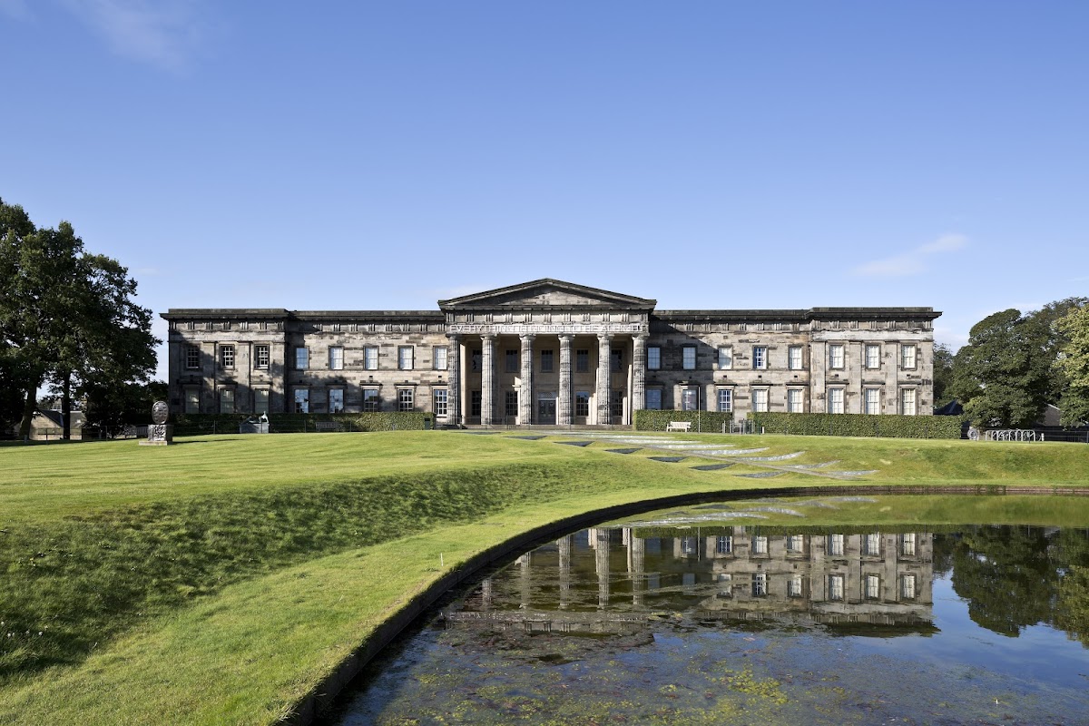 Edinburgh, Scotland: National Galleries Blossoming Beneath Medieval Castles