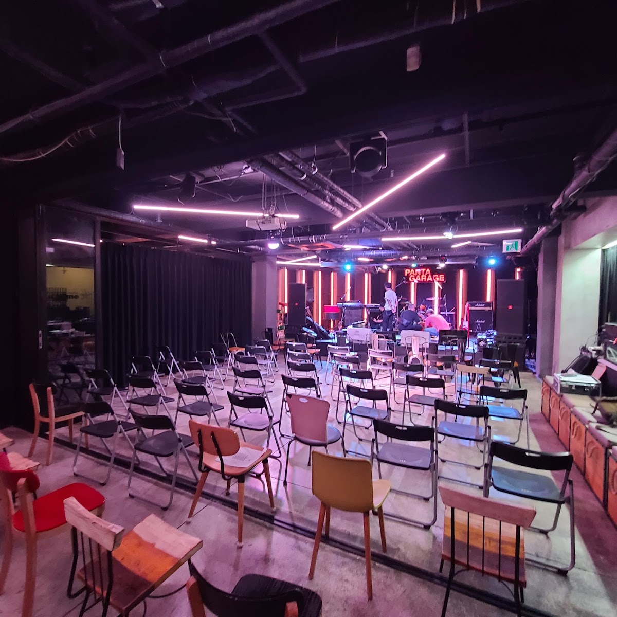 Emu Artspace 1