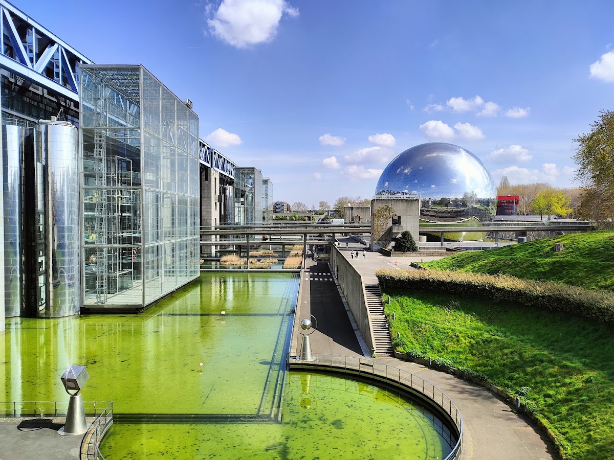 A Vast Science Playground in Parc de la Villette